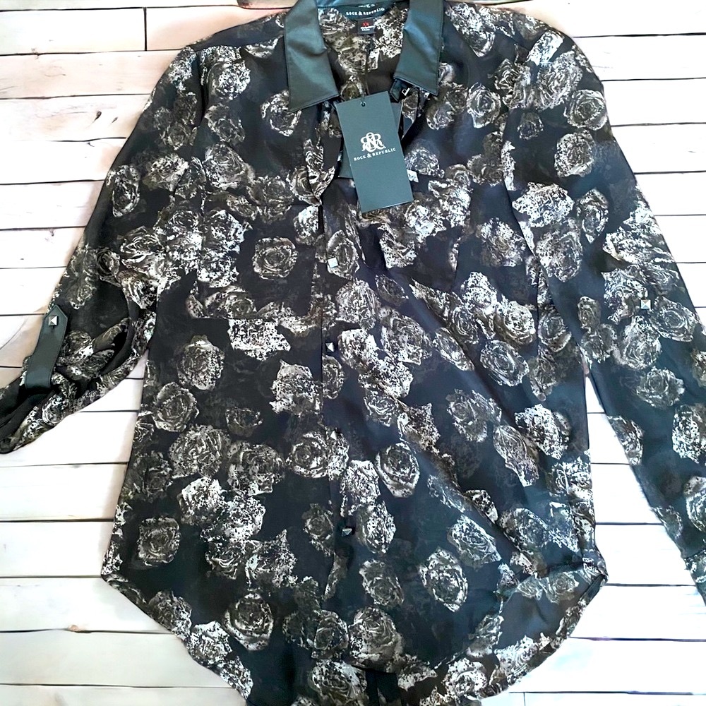 Rock & Republic Black, Gray & White Rose Long Sleeve Studded Button Up Size XS